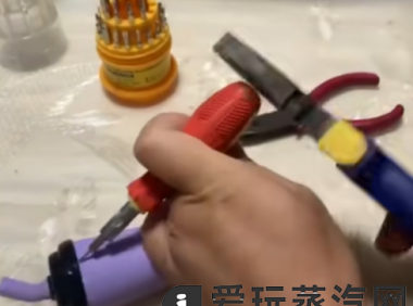 电子烟奶茶杯怎么打开盖子？