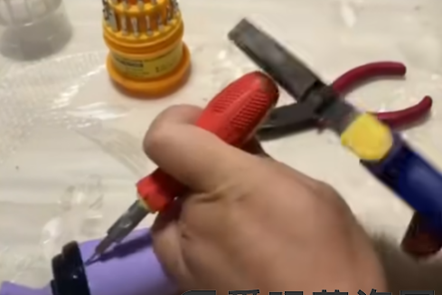 电子烟奶茶杯怎么打开盖子？